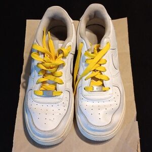 Youth Nike Air Force 1 in white